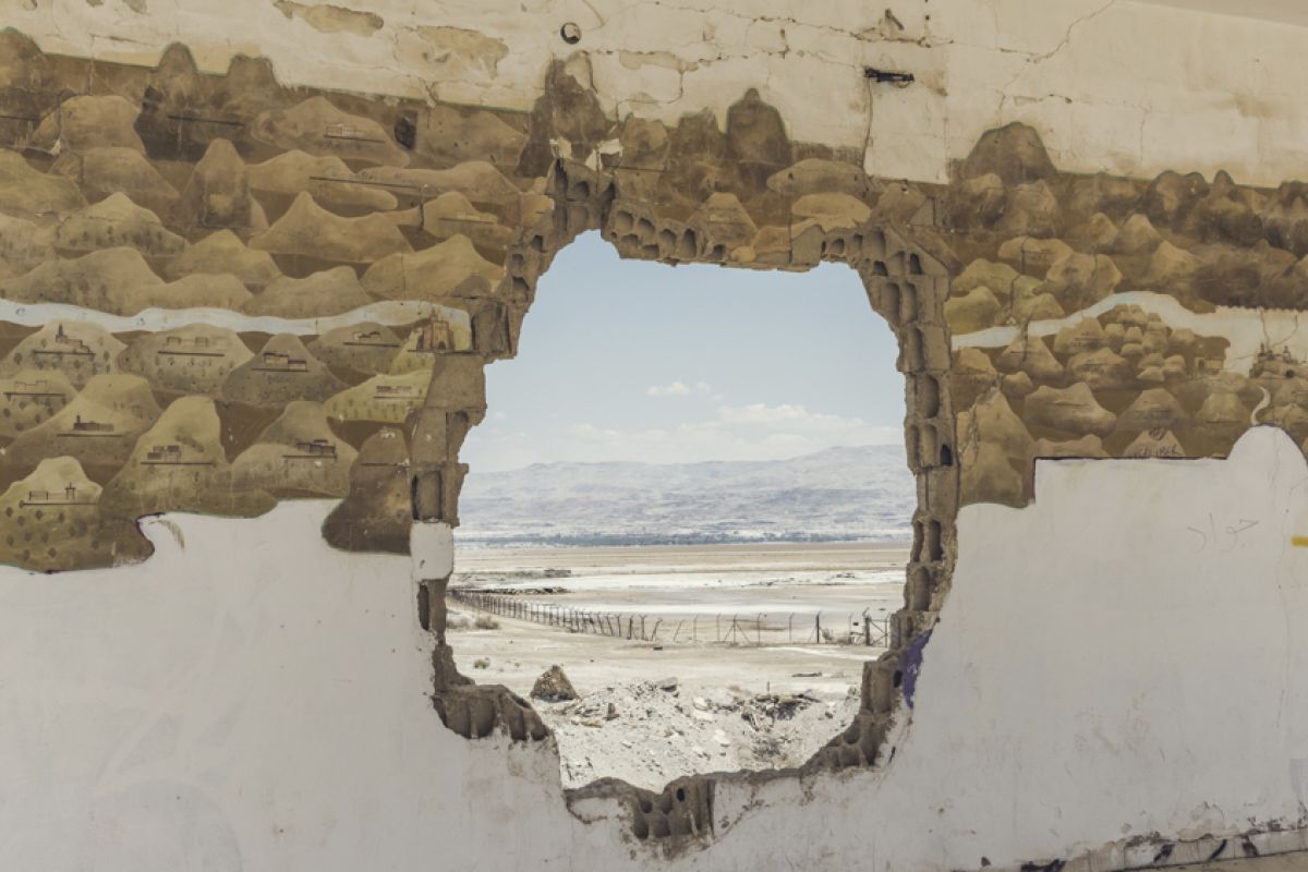 trou dans mur Exposition Clément Chapillon "Promise me a land"